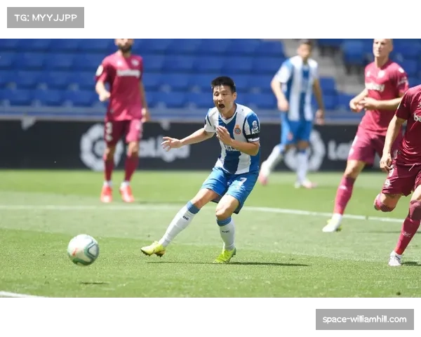 特写镜头:弗赖堡前锋格雷戈里奇接后场长传反越位成功,单刀冷静推射破门 特写镜头:弗赖堡前锋格雷戈里奇接后场长传反越位成功,单刀冷静推射破门